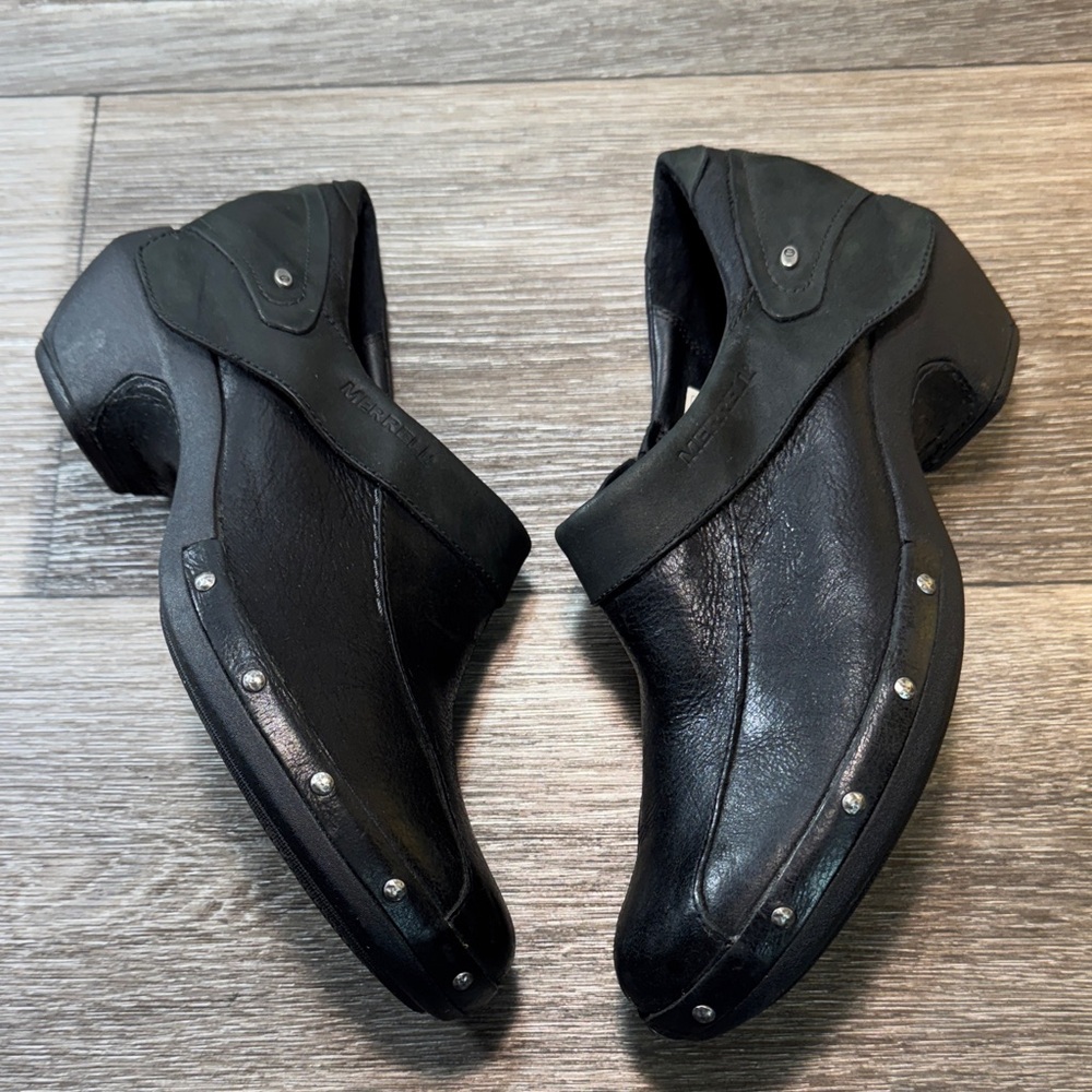 Merrell Black Leather shoes with Studded Detail woman’s 9.5 (s202)
